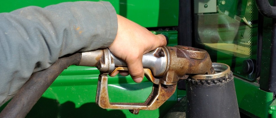 Agriculteur effectuant le plein de gas-oil GNR pour son tracteur. 