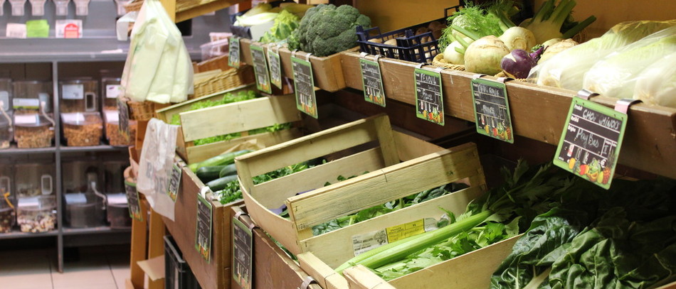 Les étales de légumes d'un magasin bio.