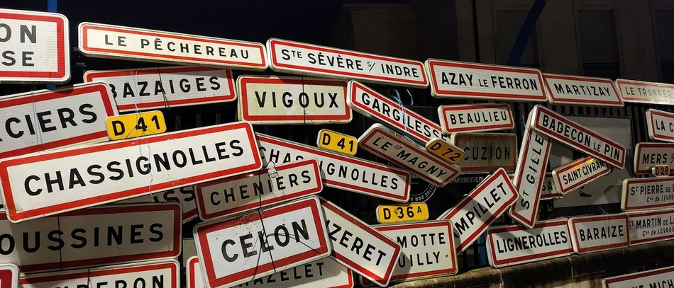 Dans l'Indre les jeunes agriculteurs ont accroché les panneaux aux grilles de la préfecture. (c) JA36