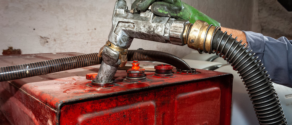 Flambée des prix des carburants : Sébastien Lecornu annonce une aide pour 3 millions de « grands rouleurs ».