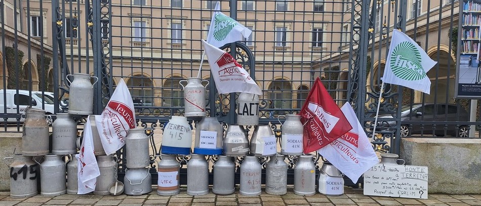 Les producteurs de lait de Maine-et-Loire ont formé un mur de bidons devant la préfecture de Maine-et-Loire.