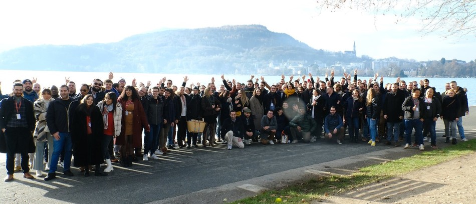 Les JA réunis au bord du lac d’Annecy. 