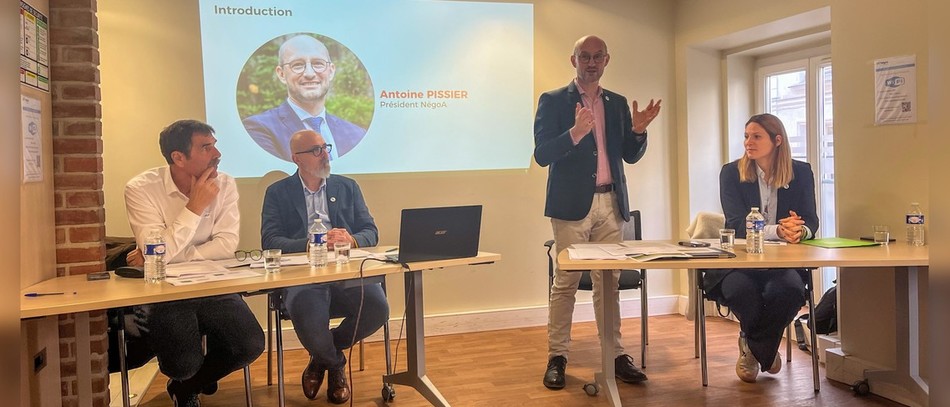 Conférence de lancement de Grainéthica, prise de parole d’Antoine PISSIER, Président NégoA (de gauche à droite, Loïc Morisseau, Christophe Prouteau, Antoine PISSIER et Maïliys Borzée, responsable RH chez Agri Alliance).