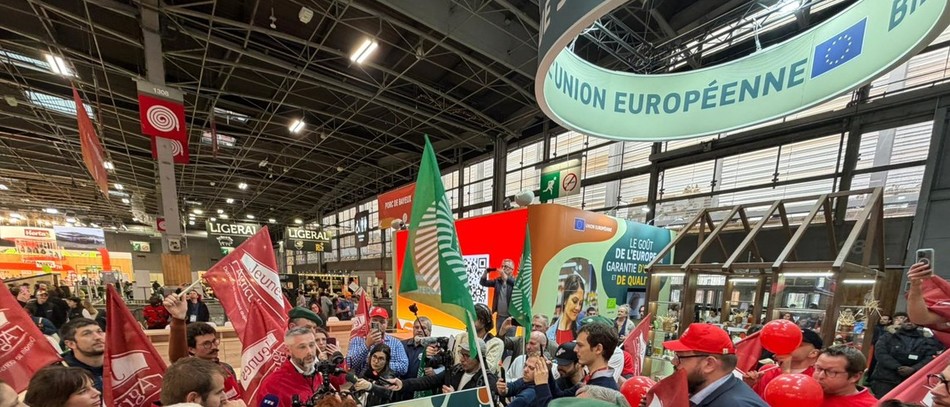 Les Jeunes Agriculteurs, menés par leur secrétaire général Quentin Le Guillous ont déclenché une mobilisation sur le stand de la Commission Européenne.