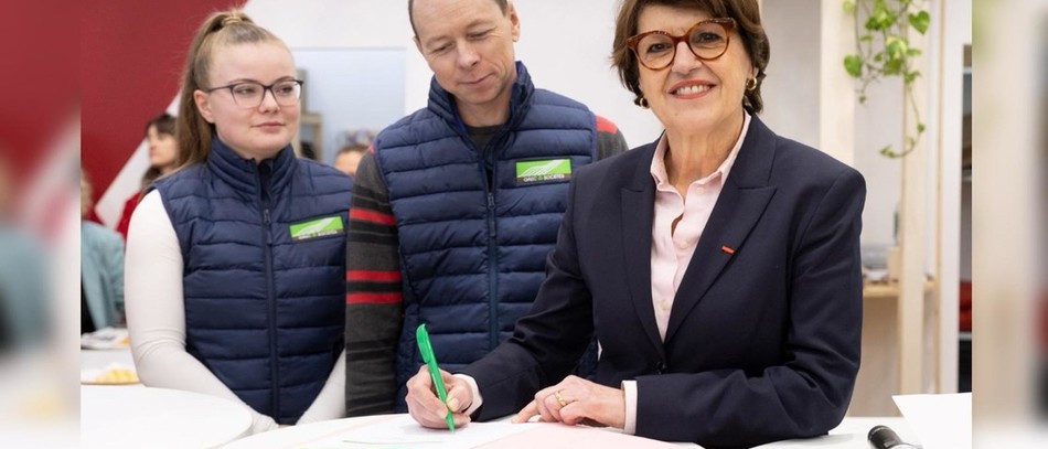 De gauche à droite : Amandine Belal et Matthieu Regazzoni – associés à l’essai dans le Doubs et Annie Genevard - ministre de l’Agriculture.