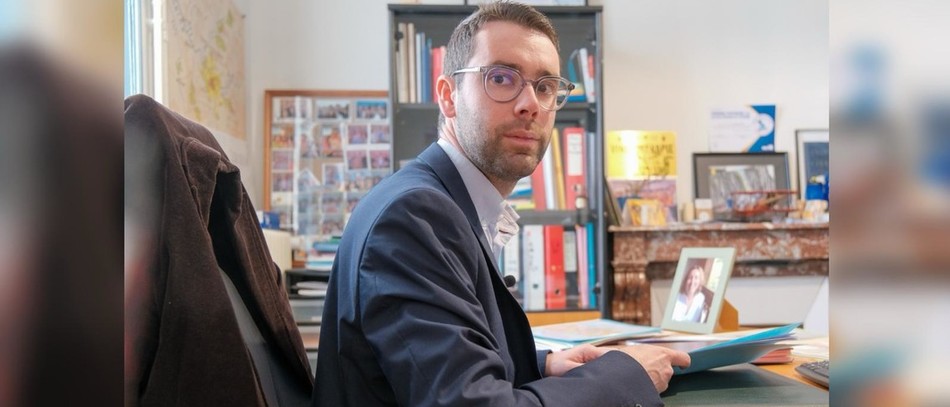 Pierre Vallée dans son bureau à la mairie des Granges-le-Roi.