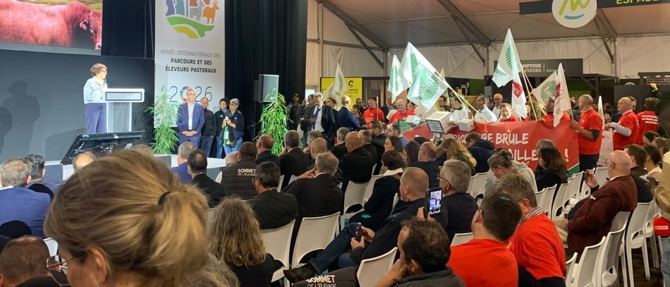  La ministre de l'Agriculture Annie Genevard a annoncé jeudi en Auvergne de nouvelles mesures pour les agriculteurs frappés par la sécheresse, avec des prêts à taux zéro pour renflouer les trésoreries, une demande de la FNSEA qui dépendra en grande partie de l'adoption du budget.