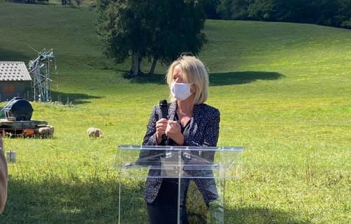 Barbara Pompili fait un discours dans les Hautes Alpes.