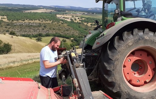 Rémi répare son tracteur