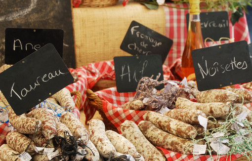 Marché - Etale de saucissons.