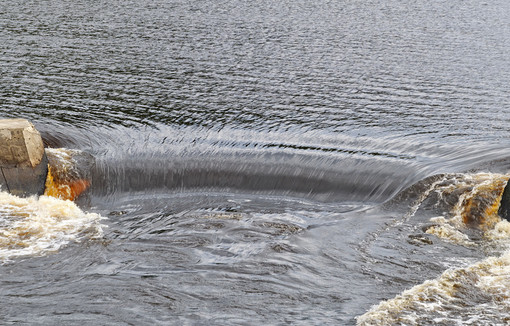 L’eau dévale un barrage dans une rivière. 