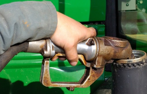 Agriculteur effectuant le plein de gas-oil GNR pour son tracteur. 