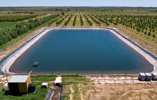 Vue aérienne d’un réservoir d’eau (bassin) pour l’irrigation en agriculture.