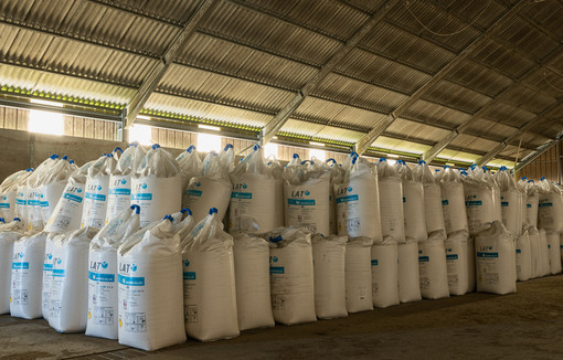 Stockage d'engrais dans une coopérative. Big-bag de 600 kg.