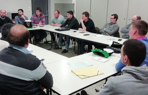 Les administrateurs des Jeunes agriculteurs du Loiret réunis dans une salle de réunion