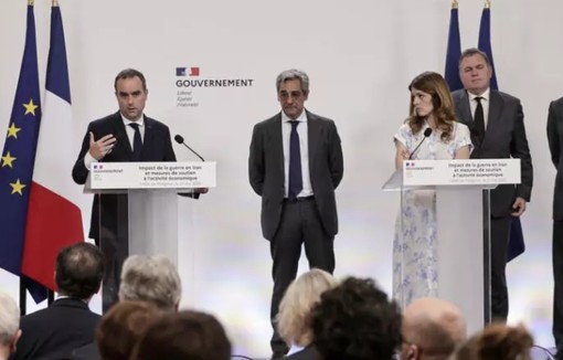 Le Premier ministre Sébastien Lecornu, entouré de plusieurs de ses ministres, lors d'une conférence de presse, le 21 mai 2026 à Paris © STEPHANE DE SAKUTIN / AFP