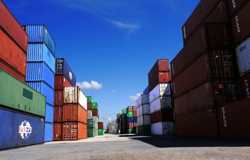 Conteneurs empilés dans un port.