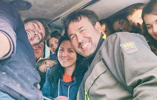 Astrid Plisson a partagé une photo de sa cabine de tracteur pleine à craquer avec pas moins de 10 personnes à l'intérieur !