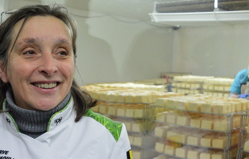 Madeleine Hanssen devant une salle remplie de fromages.