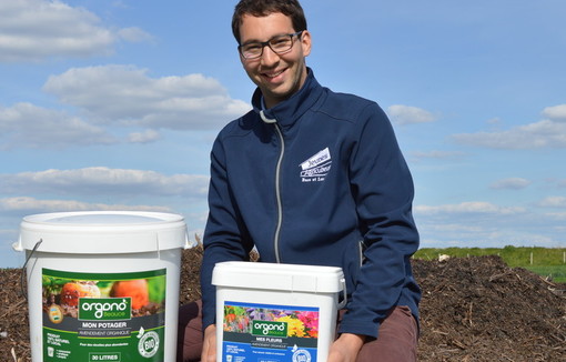 Portrait de Paul Lhopiteau tenant un seau de compost.