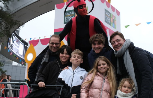 Parents et enfants arpentent les allées du 60eme éditions du SIA.