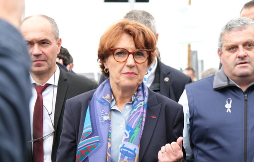 Annie Genevard, la nouvelle ministre de l'agriculture dans les allées du sommet de l'élevage.