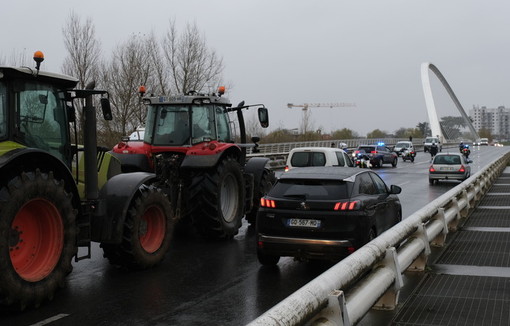  À Orléans les agriculteurs se sont symboliquement retrouvés sur le pont de l'Europe. (c)François Jétur