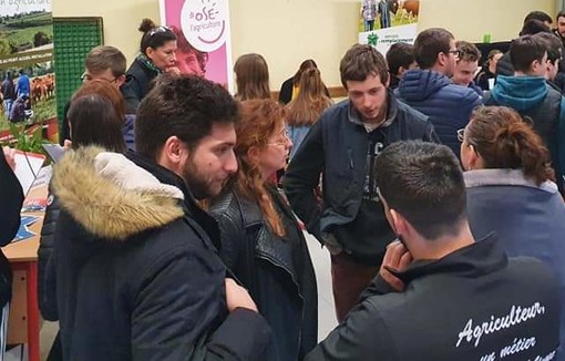 Des personnes dans une pièce à l'occasion du 24 ème édtion du forum des métiers de l'agriculture.