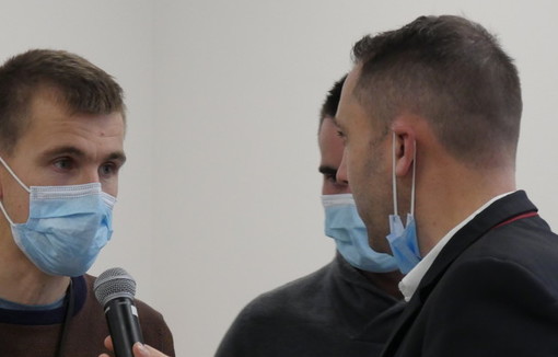 Un jeune participant en plein exercice de question-réponse avec un journaliste