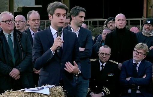 Gabriel Attal face aux agriculteurs, ce vendredi 26 janvier à Montastruc-de-Salies en Haute-Garonne.