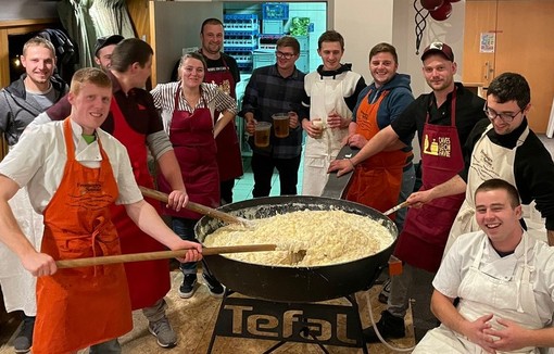 Les JA 74 préparent la traditionnelle tommiflette.
