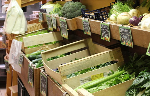 Les étales de légumes d'un magasin bio.