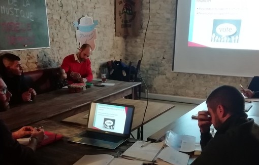 Un quinzaine de jeunes agrculteurs réunis autour d'une table pour leur assemblée générale.