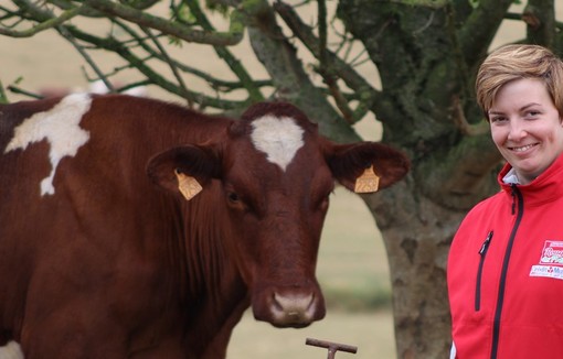 Charlotte Debosque avec sa Rouge de Prés.