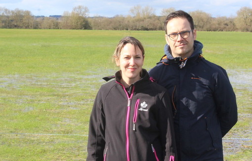 Mathieu et Flora Bertau devant une parcelle du marais