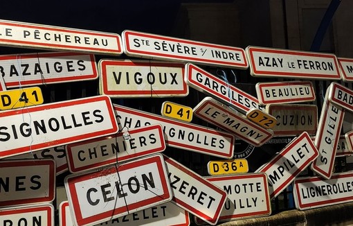 Dans l'Indre les jeunes agriculteurs ont accroché les panneaux aux grilles de la préfecture. (c) JA36