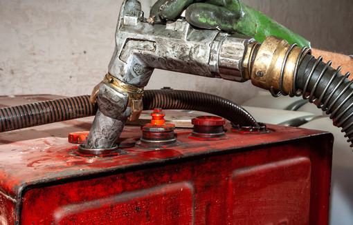 Flambée des prix des carburants : Sébastien Lecornu annonce une aide pour 3 millions de « grands rouleurs ».