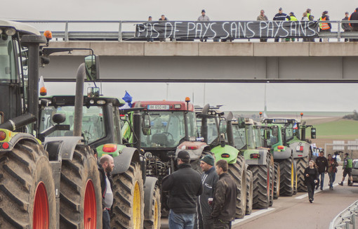 Les agriculteurs avaient rendez-vous sur l'A6 au niveau de Nitry (89).