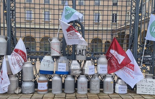 Les producteurs de lait de Maine-et-Loire ont formé un mur de bidons devant la préfecture de Maine-et-Loire.