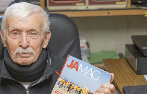 Pierre Collombert tient dans ses mains le JA mag n°786, trimestriel de juin-juillet-août 2023 portant sur le congrès JA tenu à Saint-Malo.