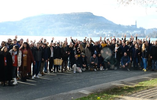 Les JA réunis au bord du lac d’Annecy. 