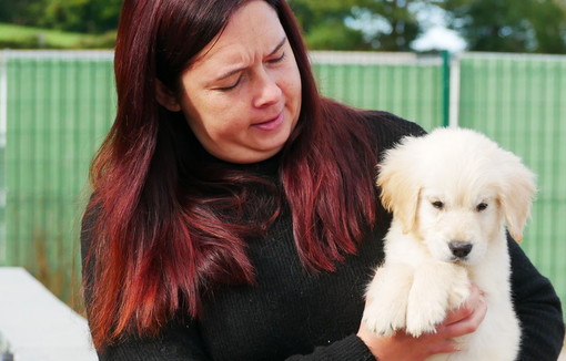 Mélanie Durieu et un petit golden retriever de 2 mois. 