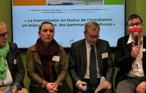 François-Etienne Mercier (à droite), vice-président à Jeunes Agriculteurs, accompagné d'Emmanuel Hyest, président de la Safer, d'Anne-Charlotte Ribault-Loussouarn, directrice départementale de la Safer en Loire-Atlantique et de François Beaupère, vice-président à l'APCA.