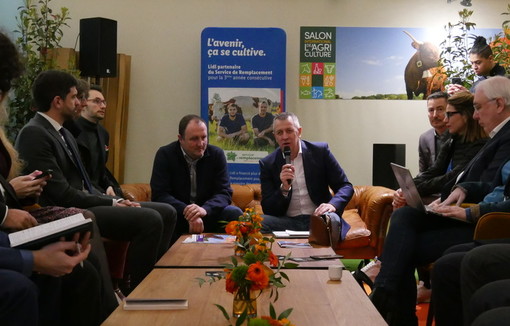 Michel Biero de Lidl aux côtés de Marc Spanjers de Service de remplacement France lors de la conférence de presse déroulée le 28 février au salon de l'agriculture.