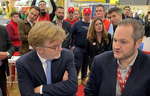 Le ministre Marc Fesneau en discussion avec Arnaud Gaillot, président de Jeunes Agriculteurs sur le stand JA , dimanche 26 février.