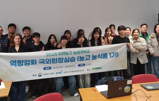 Photo souvenir de notre rencontre puis dégustation d’un verre de jus de pomme.