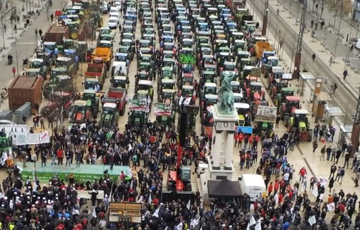 Près de 1 000 tracteurs er 10 000 agriculteurs rassemblés à Clermont-Ferrand et à Lyon