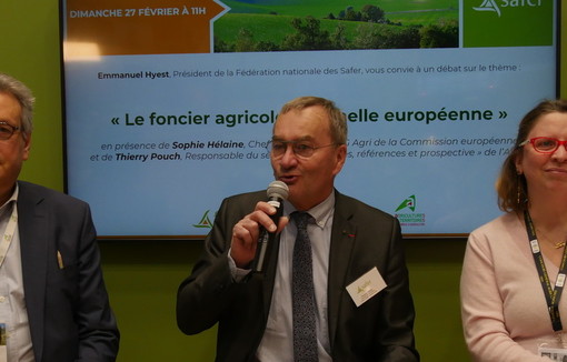 Emmanuel Hyest, président de la FNSafer (au centre), entouré de Sophie Hélaine, cheffe de la DG Agri de la Commission européenne (à droite) et de Thierry Pouch, chef de l'unité études et prospectives de l'APCA.