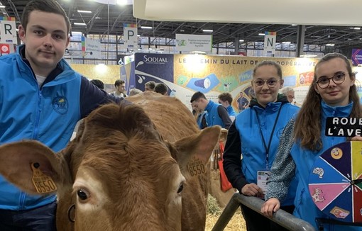 Lucas, Margaux et Melia prennent la pose avec leur vache Olly.