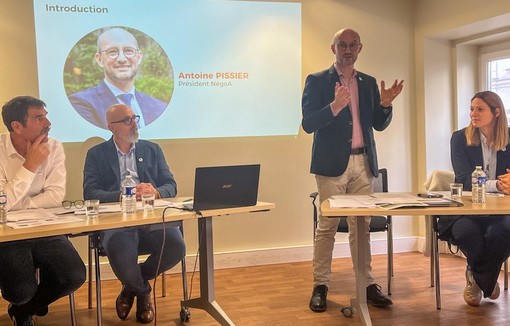 Conférence de lancement de Grainéthica, prise de parole d’Antoine PISSIER, Président NégoA (de gauche à droite, Loïc Morisseau, Christophe Prouteau, Antoine PISSIER et Maïliys Borzée, responsable RH chez Agri Alliance).
